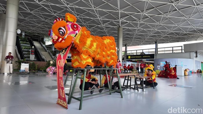 Barongsai dan Naga Liong memeriahkan perayaan Imlek di Bandara Juanda (17/02/2026)