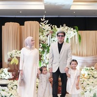 Aurel memilih dress panjang berwarna cream dengan potongan lurus dan longgar. Siluetnya sederhana namun tetap memperlihatkan bentuk tubuh yang kini terlihat makin langsing. Detail high neckline dengan aksen payet atau bordir di bagian kerah menambah sentuhan mewah. Foto: Instagram/@aurelie.hermansyah