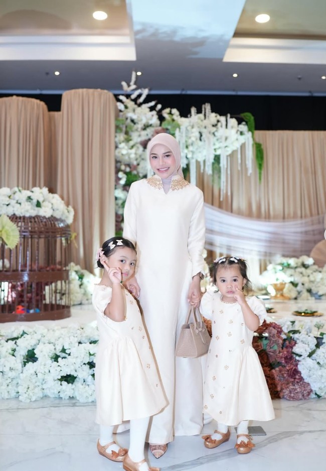 Tanpa banyak detail berlebihan, pilihan busana Aurel justru terlihat classy. Warna lembut yang dipilih membuat penampilannya terkesan bersih, anggun, dan cocok dengan suasana acara yang sakral serta penuh nuansa adat. Foto: Instagram/@aurelie.hermansyah