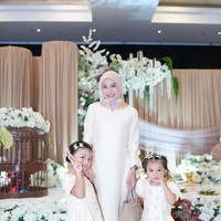 Tanpa banyak detail berlebihan, pilihan busana Aurel justru terlihat classy. Warna lembut yang dipilih membuat penampilannya terkesan bersih, anggun, dan cocok dengan suasana acara yang sakral serta penuh nuansa adat. Foto: Instagram/@aurelie.hermansyah