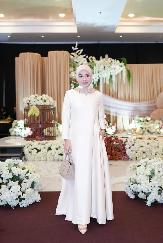 Melengkapi penampilannya Aurel memilih hijab berwarna nude yang senada dengan busananya. Modelnya clean dan rapi tanpa banyak layer, sehingga memberi kesan elegan dan dewasa. Warna lembut ini juga membuat wajahnya terlihat lebih fresh. Foto: Instagram/@aurelie.hermansyah