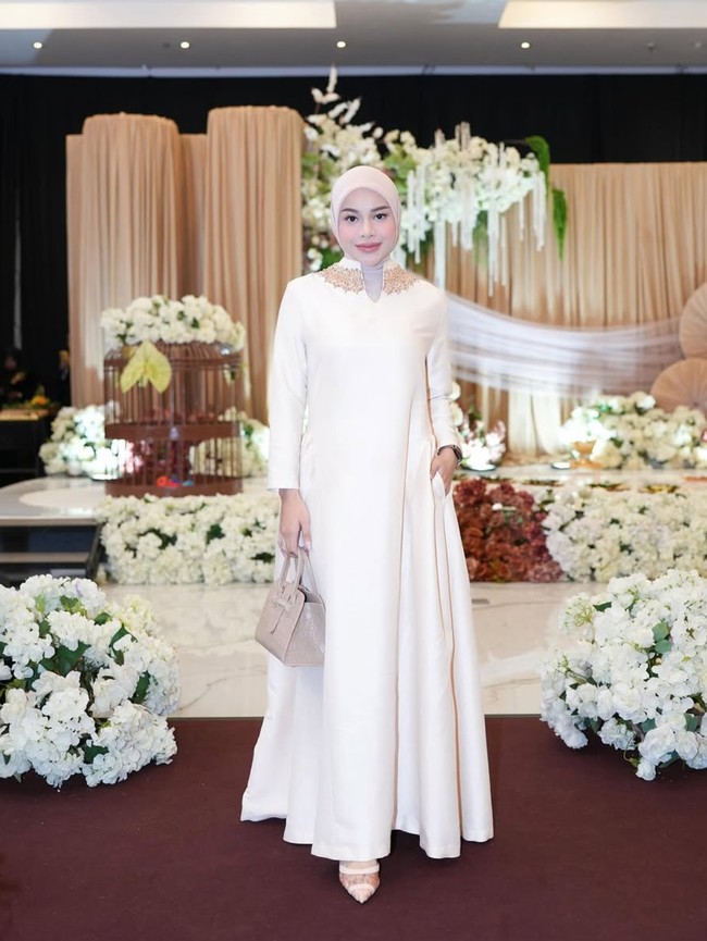 Pesona Aurel Hermansyah di Tedak Siten Baby Arash, Makin Langsing & Cantik