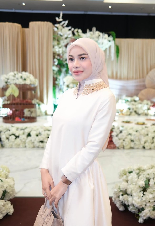 Riasan wajah Aurel tampak natural namun tetap glowing. Kompleksi wajahnya terlihat halus dengan foundation yang menyatu sempurna. Blush on lembut memberi efek segar, sementara lipstik nude pink membuat tampilannya semakin manis. Alisnya dibentuk tegas namun tetap natural. Foto: Instagram/@aurelie.hermansyah