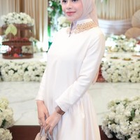 Riasan wajah Aurel tampak natural namun tetap glowing. Kompleksi wajahnya terlihat halus dengan foundation yang menyatu sempurna. Blush on lembut memberi efek segar, sementara lipstik nude pink membuat tampilannya semakin manis. Alisnya dibentuk tegas namun tetap natural. Foto: Instagram/@aurelie.hermansyah