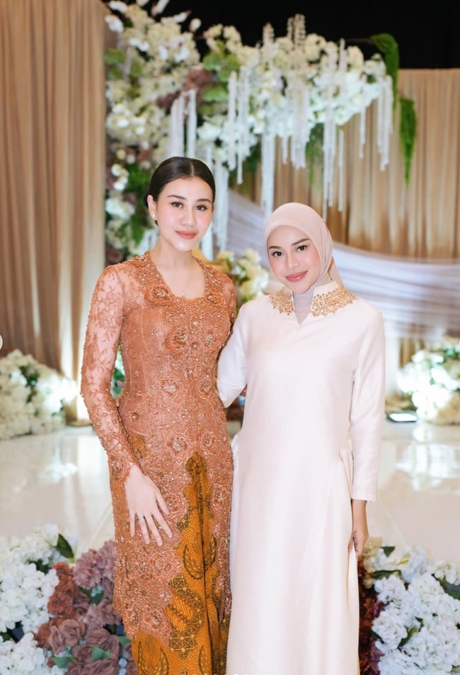 Pose bareng ibunda baby Arash, Aaliyah Massaid, penampilan duo mantu Gen Halilintar itu sama-sama cantik mempesona. Foto: Instagram/@aurelie.hermansyah