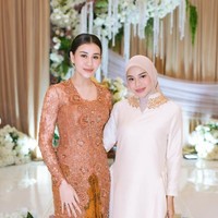 Pose bareng ibunda baby Arash, Aaliyah Massaid, penampilan duo mantu Gen Halilintar itu sama-sama cantik mempesona. Foto: Instagram/@aurelie.hermansyah