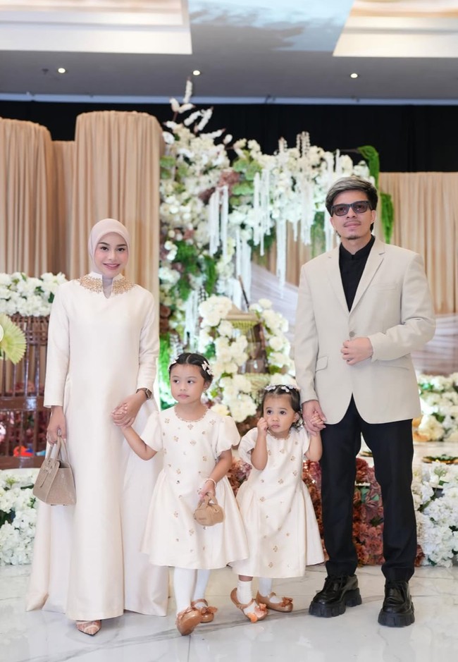 Aurel juga membawa handbag kecil berwarna senada dengan outfit-nya. Untuk alas kaki, Aurel mengenakan heels berwarna nude yang senada dengan busananya. Foto: Instagram/@aurelie.hermansyah