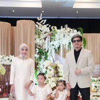 Aurel juga membawa handbag kecil berwarna senada dengan outfit-nya. Untuk alas kaki, Aurel mengenakan heels berwarna nude yang senada dengan busananya. Foto: Instagram/@aurelie.hermansyah