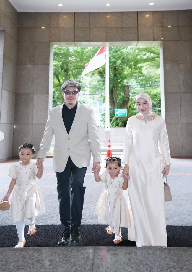 Tak hanya Aurel, Atta Halilintar dan kedua putrinya juga tampil dengan warna senada. Atta mengenakan blazer krem dipadukan celana hitam, sementara kedua putri mereka memakai dress cream. Foto: Instagram/@aurelie.hermansyah