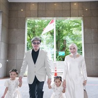 Tak hanya Aurel, Atta Halilintar dan kedua putrinya juga tampil dengan warna senada. Atta mengenakan blazer krem dipadukan celana hitam, sementara kedua putri mereka memakai dress cream. Foto: Instagram/@aurelie.hermansyah