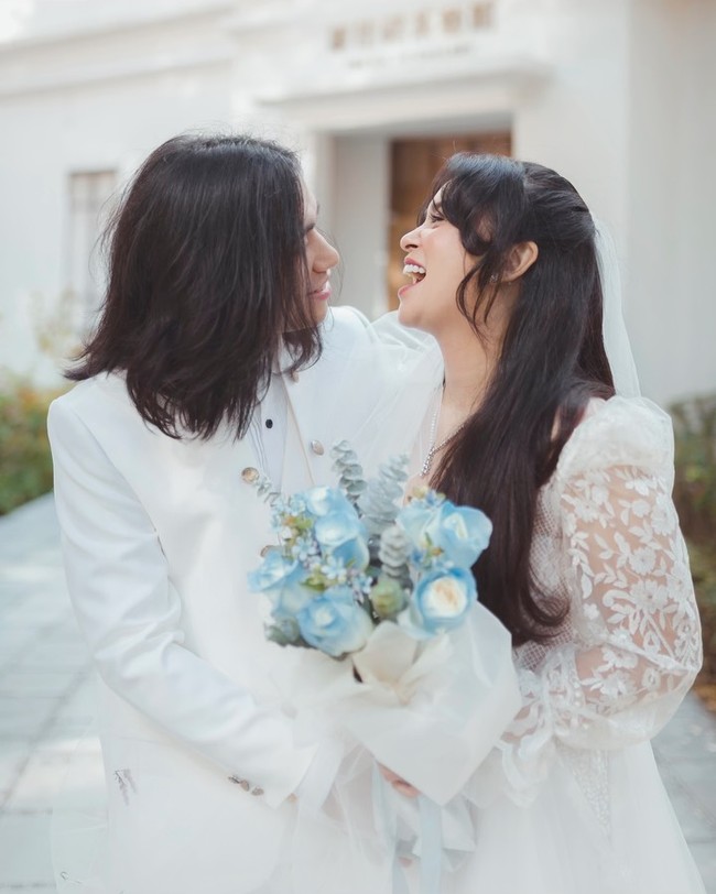 Lengan panjang transparan pada gaun Ayushita memberi kesan feminin klasik. Veil panjang berbahan lace menambah kesan anggun. Foto: Instagram @geraldsitumorang/ @ayushita