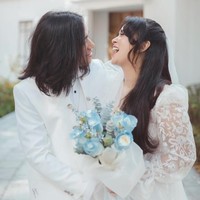 Lengan panjang transparan pada gaun Ayushita memberi kesan feminin klasik. Veil panjang berbahan lace menambah kesan anggun. Foto: Instagram @geraldsitumorang/ @ayushita