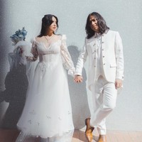Ayushita tampil dreamy dalam balutan gaun vintage romantis dan sedikit sentuhan bohemian, sementara Gerald mengenakan setelan off-white berupa blazer dengan aksen kancing metal yang memberi kesan militer. Foto: Instagram @geraldsitumorang/ @ayushita