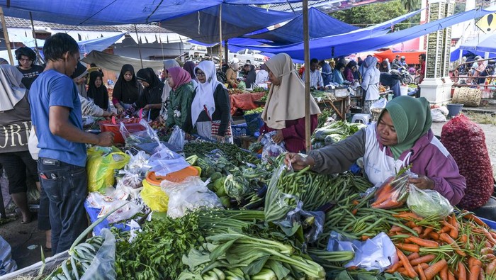 Pedagang bumbu dan sayuran melayani pembeli di Pasar Maninjau, Tanjung Raya, Agam, Sumatera Barat, Selasa (17/2/2026). Pasar tradisional yang sempat terdampak bencana banjir bandang pada November 2025 tersebut mulai ramai didatangi warga dan penyintas bencana untuk berbelanja kebutuhan sehari-hari menjelang bulan Ramadhan. ANTARA FOTO/Wahdi Septiawan/nym.