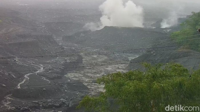 Banjir lahar dingin Semeru di Besuk Kobokan disertai dengan letusan sekunder.