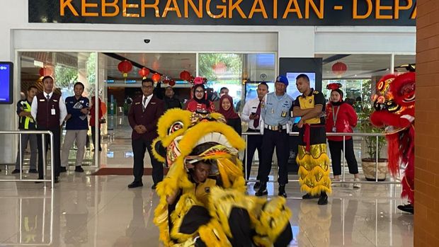 Pertunjukkan Barongsai dan Liong di Bandara Adi Soemarmo, Boyolali, Selasa (17/2/2026).
