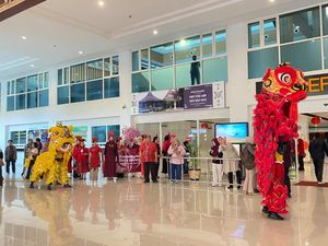Sambut Imlek, Barongsai-Liong Hibur Penumpang di Bandara Adi Soemarmo