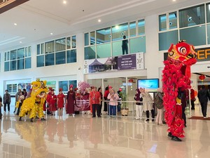 Sambut Imlek, Barongsai-Liong Hibur Penumpang di Bandara Adi Soemarmo