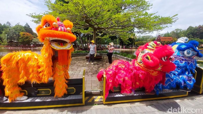 Barongsai dan Naga Liong hibur wisatawan di Floating Market Lembang