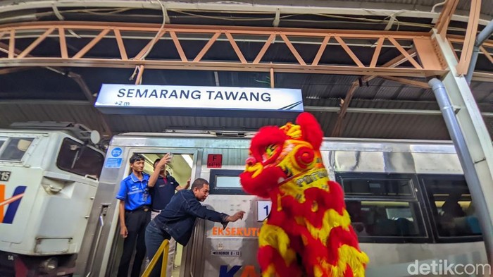 Barongsai menghibur penumpang KA di Stasiun Semarang Tawang, Selasa (17/2/2026).