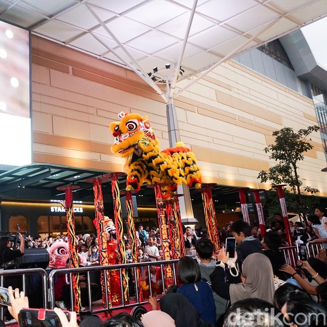 Barongsai Patok Besi Imlek 2026 Pukau Pengunjung Mal di Bekasi