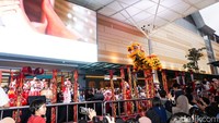 Barongsai Patok Besi Imlek 2026 Pukau Pengunjung Mal di Bekasi