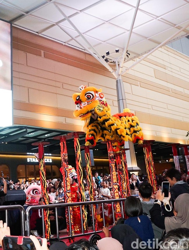 Barongsai Patok Besi Imlek 2026 Pukau Pengunjung Mal di Bekasi