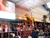 Barongsai Patok Besi Imlek 2026 Pukau Pengunjung Mal di Bekasi