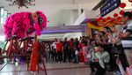 Barongsai Semarakkan Imlek di Stasiun Surabaya Gubeng