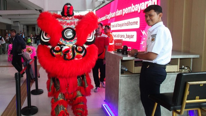 Barongsai beratraksi di Stasiun Surabaya Gubeng, Surabaya, Jawa Timur, Selasa (17/2/2026). PT Kereta Api Indonesia (Persero) Daerah Operasi 8 Surabaya menggelar atraksi barongsai untuk menghibur penumpang kereta api dan menyemarakkan perayaan tahun baru Imlek 2577. ANTARA FOTO/Didik Suhartono/bar
