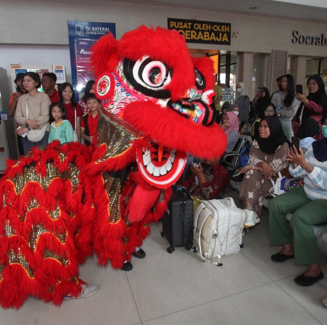 Barongsai Semarakkan Imlek di Stasiun Surabaya Gubeng