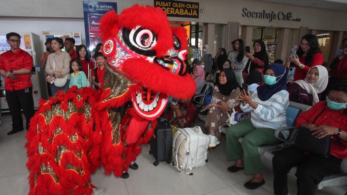 Barongsai beratraksi di Stasiun Surabaya Gubeng, Surabaya, Jawa Timur, Selasa (17/2/2026). PT Kereta Api Indonesia (Persero) Daerah Operasi 8 Surabaya menggelar atraksi barongsai untuk menghibur penumpang kereta api dan menyemarakkan perayaan tahun baru Imlek 2577. ANTARA FOTO/Didik Suhartono/bar