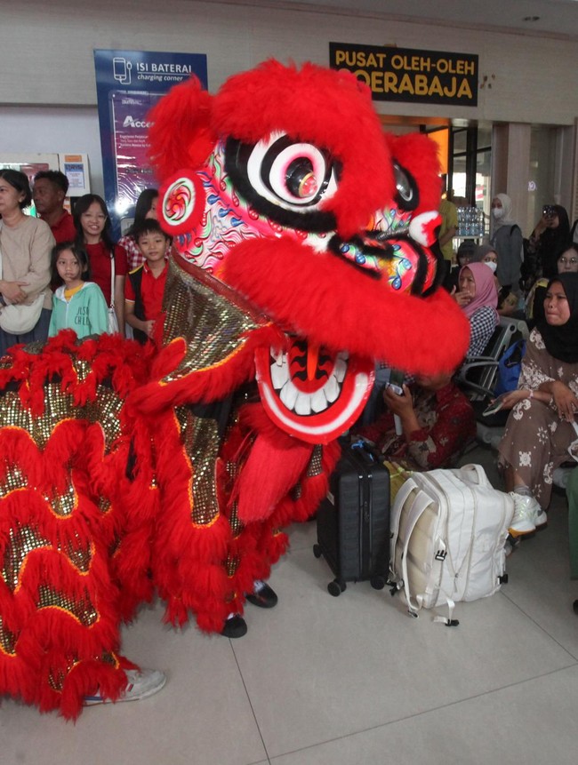 Barongsai Semarakkan Imlek di Stasiun Surabaya Gubeng
