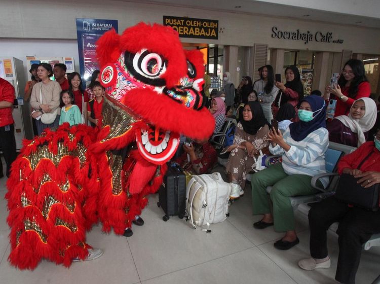 Barongsai Semarakkan Imlek di Stasiun Surabaya Gubeng