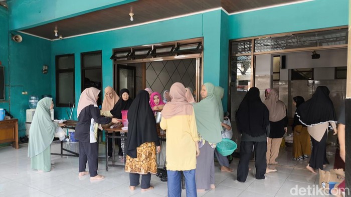 Bebersih masjid di Kebon Pisang Bandung jelang Ramadan.