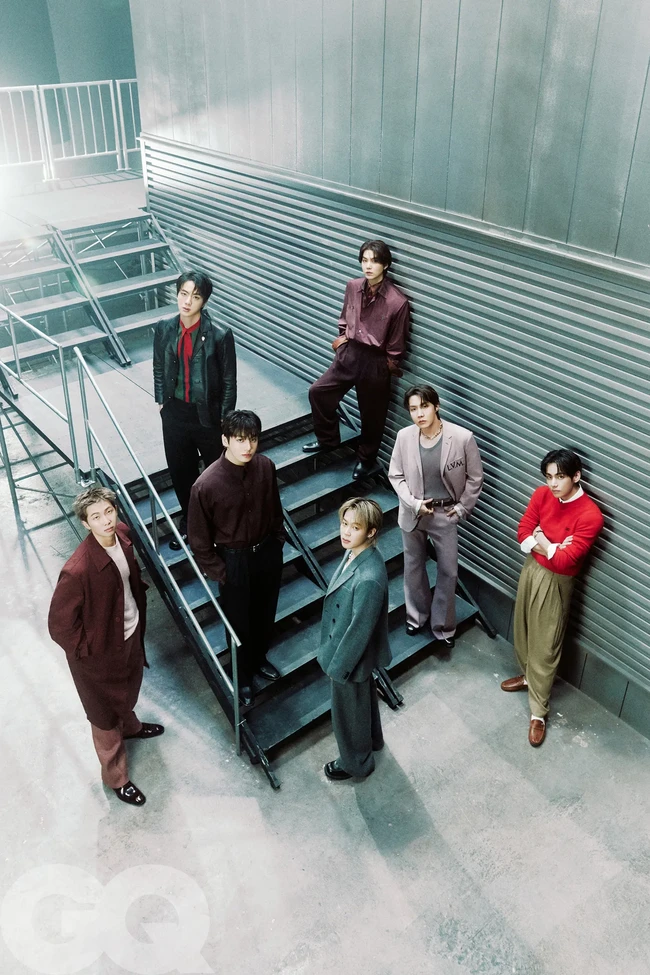 Tujuh personelnya RM, Jin, Suga, J-Hope, Jimin, V, dan Jungkook menghiasi majalah GQ edisi Maret 2026. Pemotretan itu dilakukan di sela-sela kesibukan mereka mempersiapkan album di Los Angeles. Foto: dok. GQ