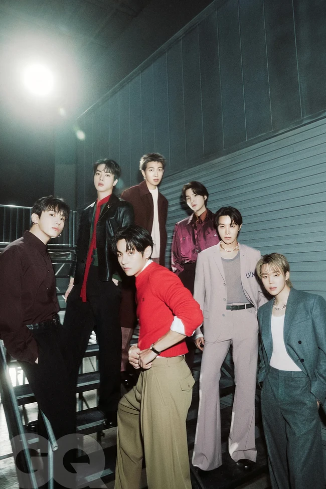 “Yang paling penting kami di sini bersama lagi,” kata RM. V juga spill meskipun sering mengolok-olok sang leader, mereka menangis bersama di belakang layar. Foto: dok. GQ