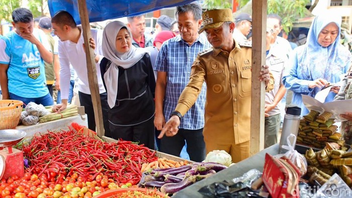 Bupati Bone Andi Asman Sulaiman saat memantau harga kebutuhan pokok di pasar.