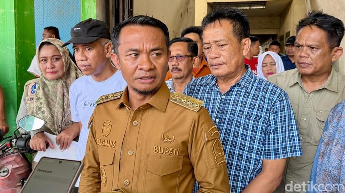 Bupati Bone Andi Asman Sulaiman usai meninjau harga bahan pokok di Pasar Bajoe.