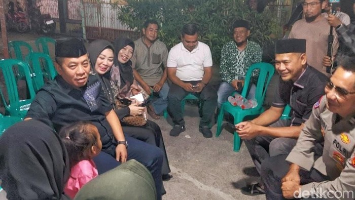 Bupati Karawang Aep Syaepuloh bersama Ketua TP PKK saat takziyah di rumah korban kecelakaan maut.