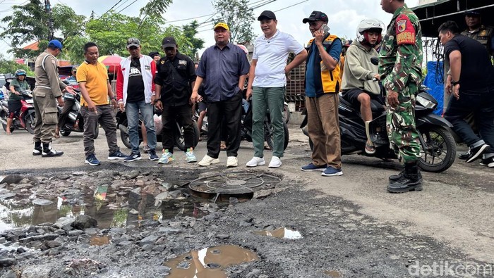 Bupati Sidoarjo Subandi mengecek jalan rusak di kawasan Kemangsen
