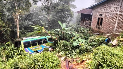 Bus terjun ke jurang di Jalan Trans Flores, tepatnya di Kampung Roe, Desa Cunca Lolos, Kecamatan Mbeliling, Manggarai Barat, NTT, Selasa (17/2/2026) (Dok. Polres Manggarai Barat)