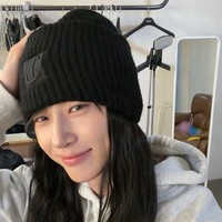 Visual Byeon Woo Seok sontak menjadi sorotan karena ia dinilai tak kalah cantik dari rekan aktris wanita. Bahkan banyak yang melihat kemiripannya dengan Bae Suzy. Foto: dok. Varo Entertainment