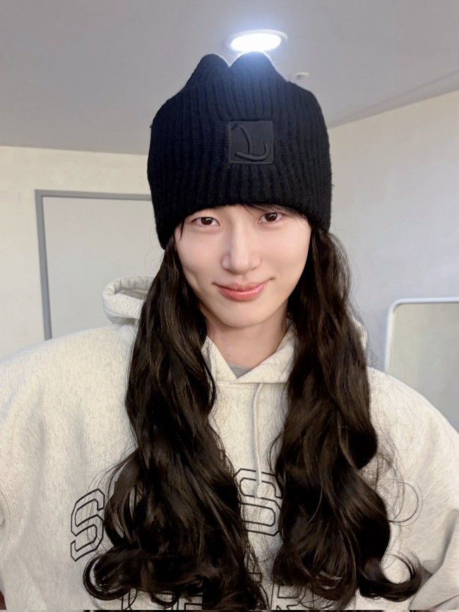 Byeon Woo Seok menghebohkan penggemar usai mengunggah fotonya memakai beanie dengan wig rambut panjang. Foto: dok. Varo Entertainment