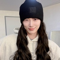 Byeon Woo Seok menghebohkan penggemar usai mengunggah fotonya memakai beanie dengan wig rambut panjang. Foto: dok. Varo Entertainment