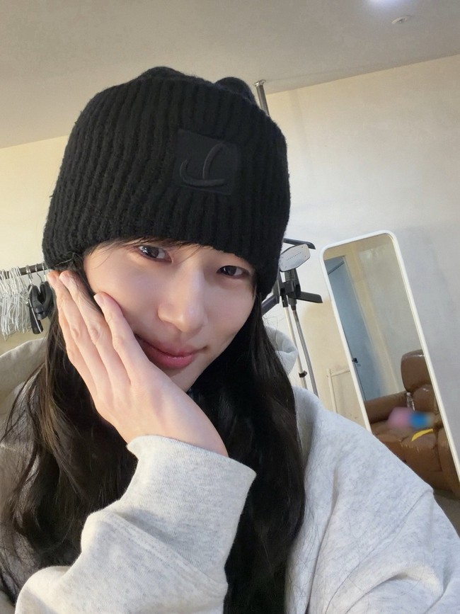 “Mungkin karena aku sudah makan dan istirahat dengan cukup, rambutku jadi panjang,” tulis Byeon Woo Seok dengan candaan di platform komunikasi penggemar. Foto: dok. Varo Entertainment