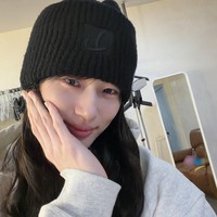 “Mungkin karena aku sudah makan dan istirahat dengan cukup, rambutku jadi panjang,” tulis Byeon Woo Seok dengan candaan di platform komunikasi penggemar. Foto: dok. Varo Entertainment