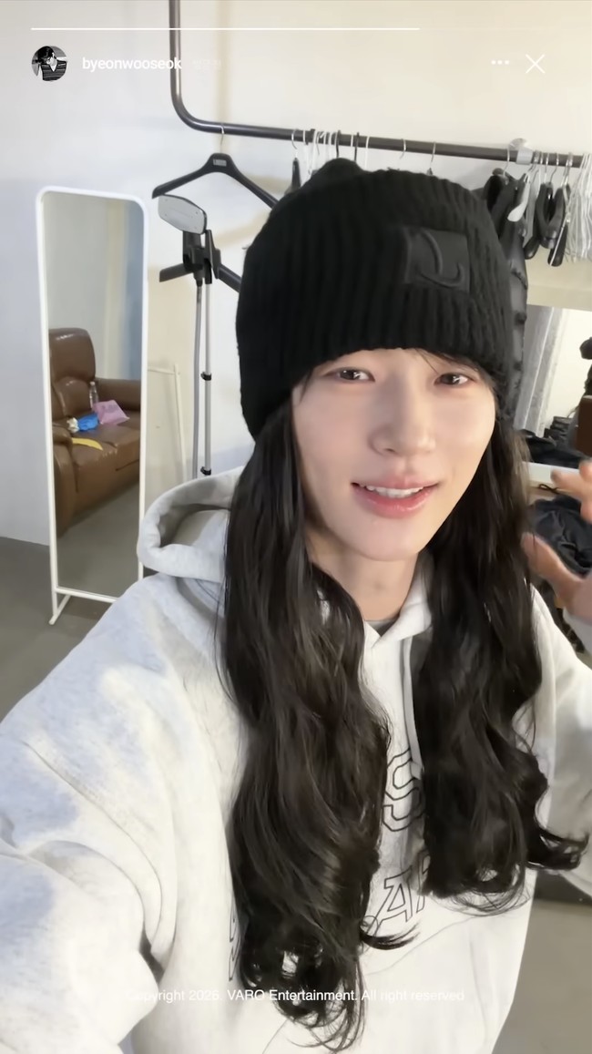 Ini bukan pertama kalinya Byeon Woo Seok tampil dengan rambut panjang. Ia pernah memakai wig serupa saat membintangi drama Korea Flower Crew: Joseon Marriage Agency. Foto: dok. Varo Entertainment