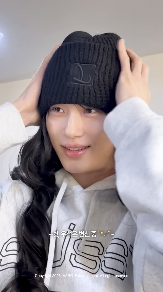 “Ah Jeong Woo-ya aku kebetulan butuh wig~ Terima kasih banyak. Aku akan menggunakannya dengan baik,” seru Byeon Woo Seok yang langsung bersikap manis usai mencoba wig beanie pemberian temannya. Foto: dok. Varo Entertainment