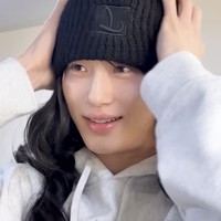 “Ah Jeong Woo-ya aku kebetulan butuh wig~ Terima kasih banyak. Aku akan menggunakannya dengan baik,” seru Byeon Woo Seok yang langsung bersikap manis usai mencoba wig beanie pemberian temannya. Foto: dok. Varo Entertainment